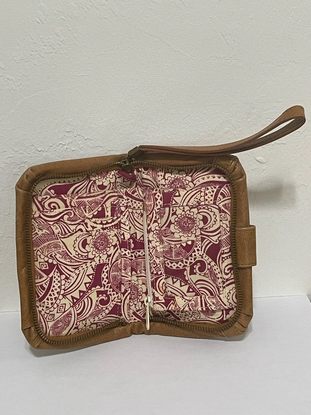 Hobo Tan Leather Wristlet Wallet Zip Around Multi Pockets Zip Pocket Neutral